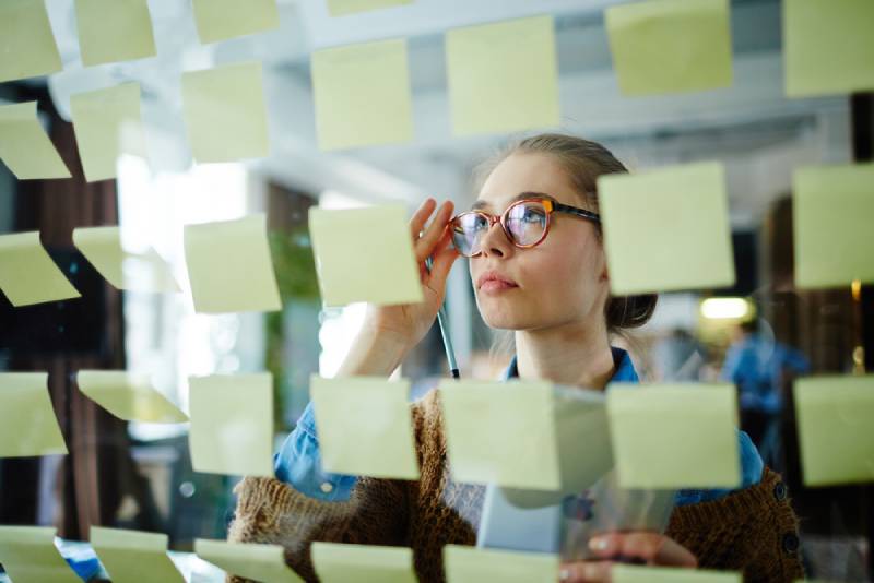 jeune femme regardant les t–chesáexternaliser dans une Enterprise