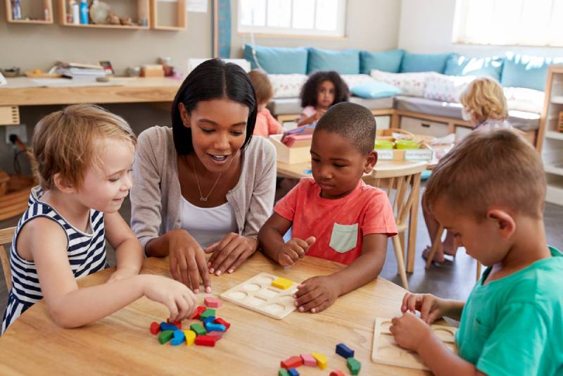 Puéricultrice s'occupant d'enfants -商业计划micro-crèche