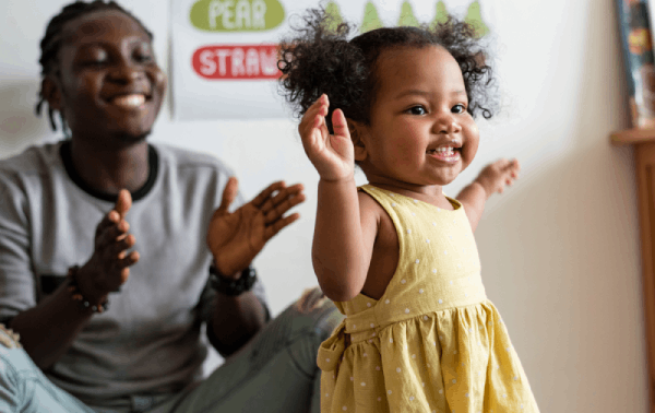 Moniteur de micro-crèche s'occupant d 'UN enfant - créer une micro-crèche guide